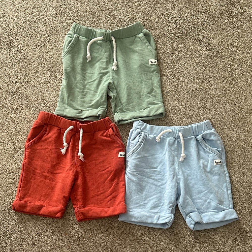 Free birdees bamboo boys shorts size 5 - Green, Red, and Blue